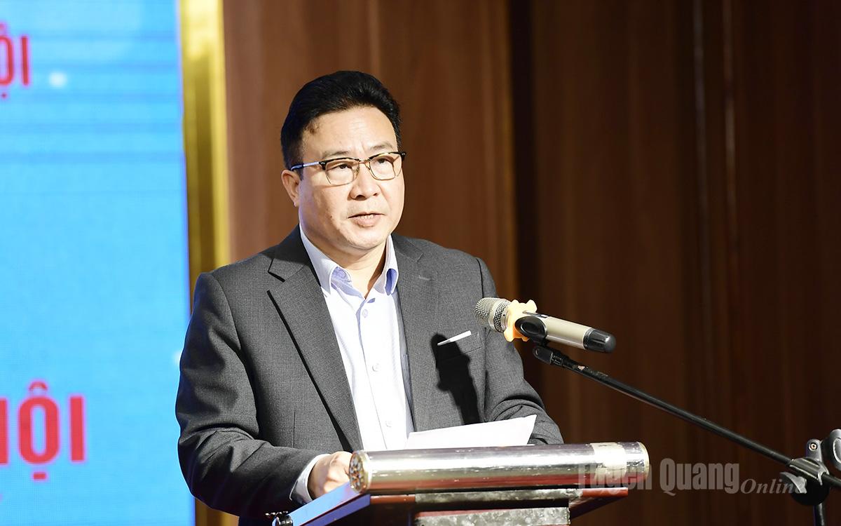 Đồng chí Nguyễn Bình Minh, Phó Tổng Biên tập Báo và phát thanh, truyền hình Tuyên Quang, Phó Chủ tịch Hội Nhà báo tỉnh trình bày tham luận, xây dựng môi trường văn hoá trong các cơ quan báo chí với việc thực hiện Luật báo chí, quy định đạo đức nghề nghiệp người làm báo.