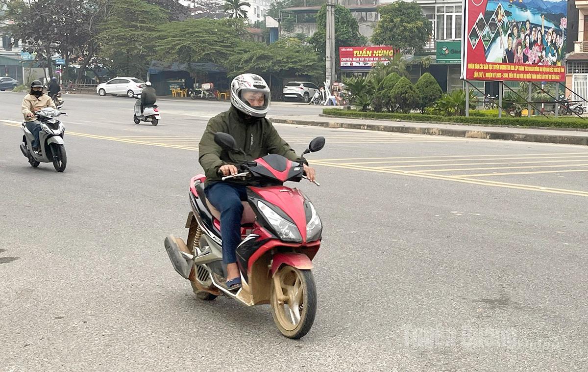 Người dân Tuyên Quang mặc ấm khi ra đường.