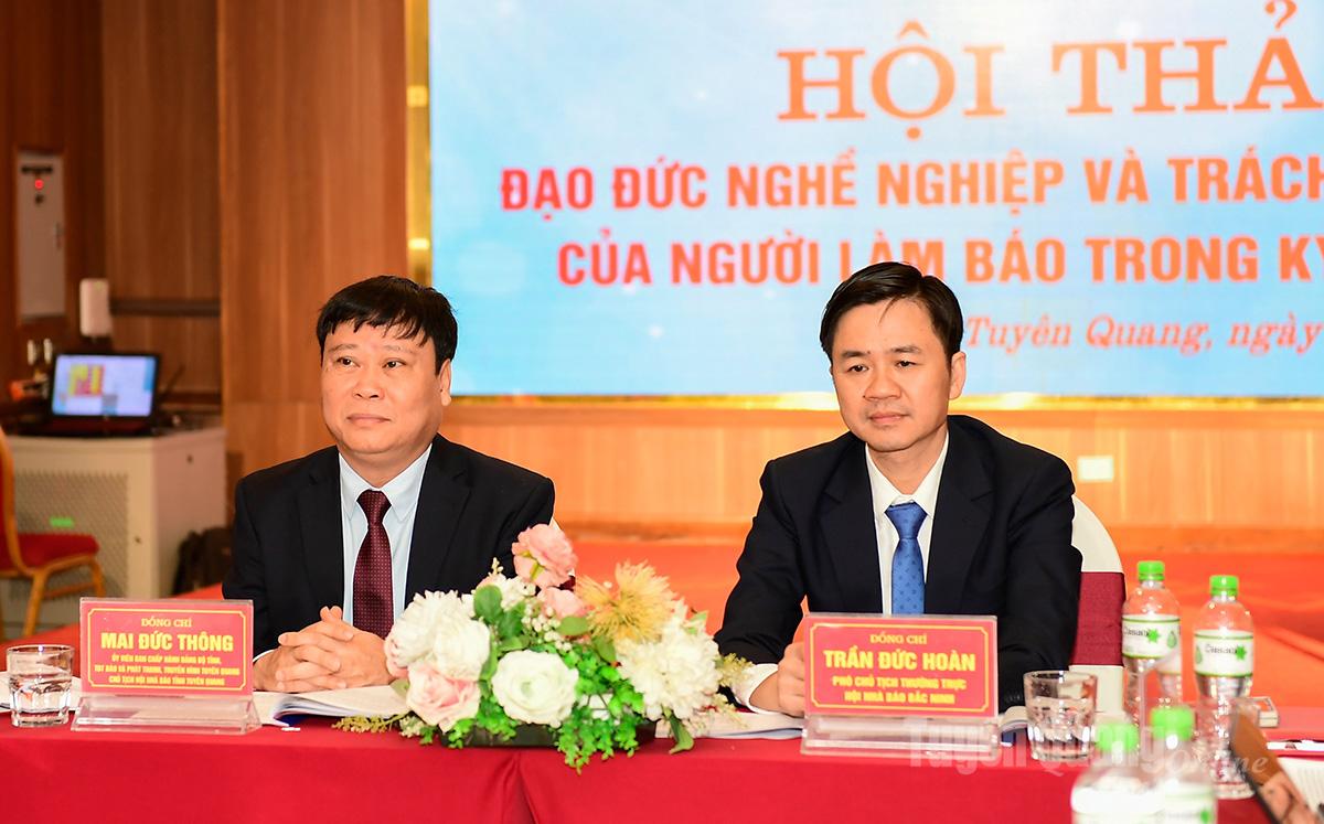 Các đồng chí chủ trì thảo luận tại hội thảo.