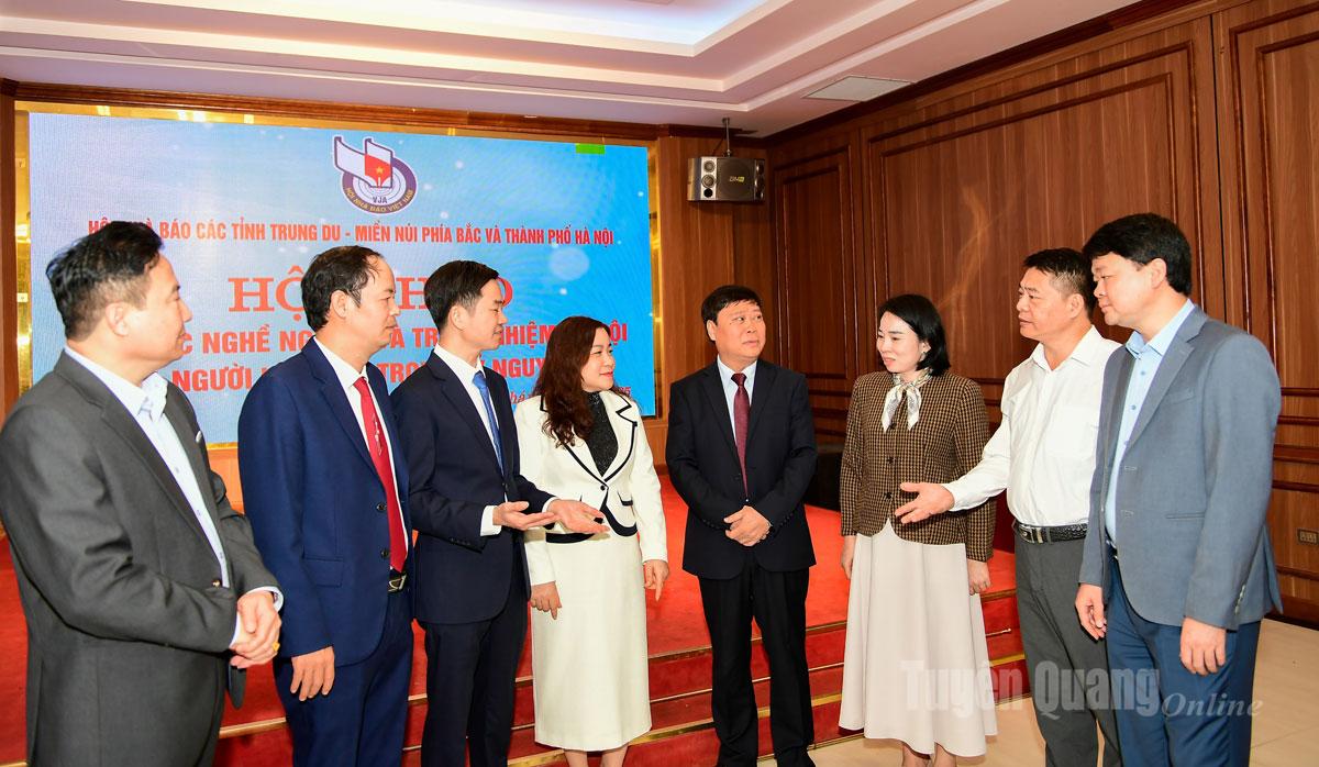 Đại biểu trao đổi nội dung nâng cao chất lượng các ấn phẩm báo chí tại hội thảo.