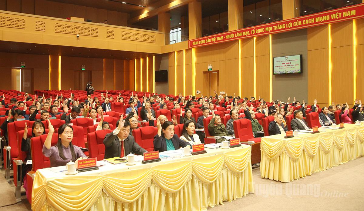 Các đại biểu biểu quyết bầu bổ sung ủy viên Ủy ban MTTQ Việt Nam tỉnh khóa I và Phó Chủ tịch Ủy ban MTTQ Việt Nam tỉnh, nhiệm kỳ 2025 2030.