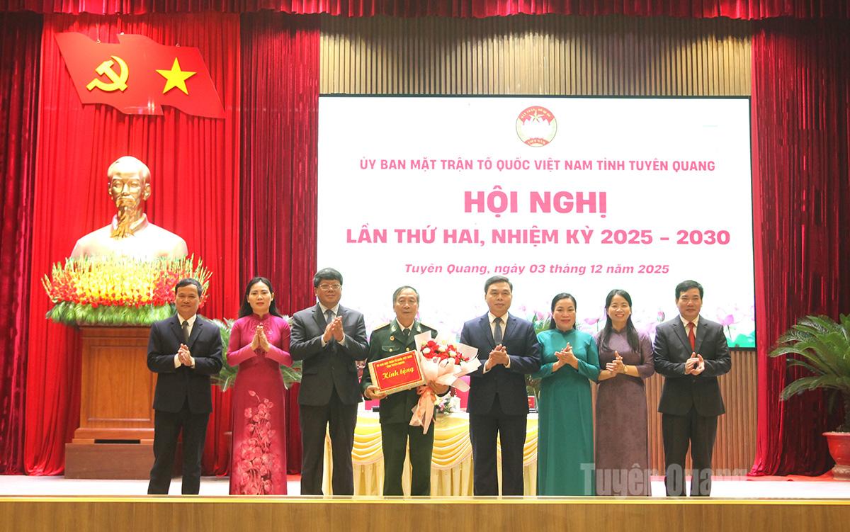 Lãnh đạo Ủy ban MTTQ Việt Nam tỉnh tặng hoa chia tay đồng chí Phạm Văn Minh, nguyên Phó Chủ tịch Ủy ban MTTQ Việt Nam tỉnh, nguyên Chủ tịch Hội Cựu chiến binh tỉnh.