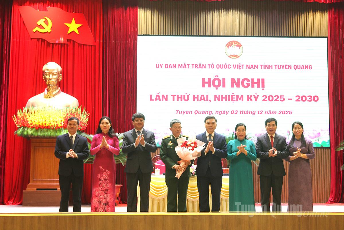 Lãnh đạo Ủy ban MTTQ Việt Nam tỉnh tặng hoa chúc mừng ông Lương Văn Hiệp, Phó Chủ tịch Ủy ban MTTQ Việt Nam tỉnh, Chủ tịch Hội Cựu chiến binh tỉnh.