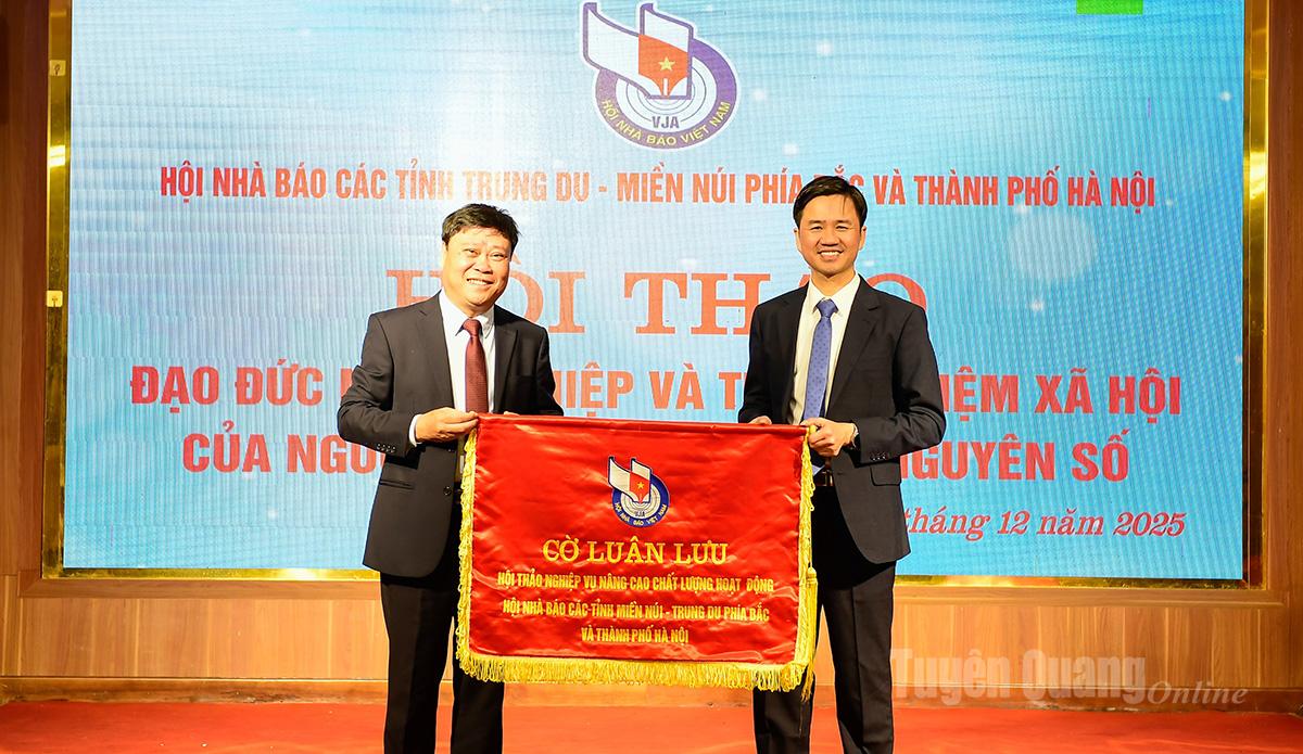 Lãnh đạo Hội Nhà báo tỉnh Tuyên Quang trao cờ đăng cai Hội thảo năm 2026 cho Hội Nhà báo tỉnh Bắc Ninh.