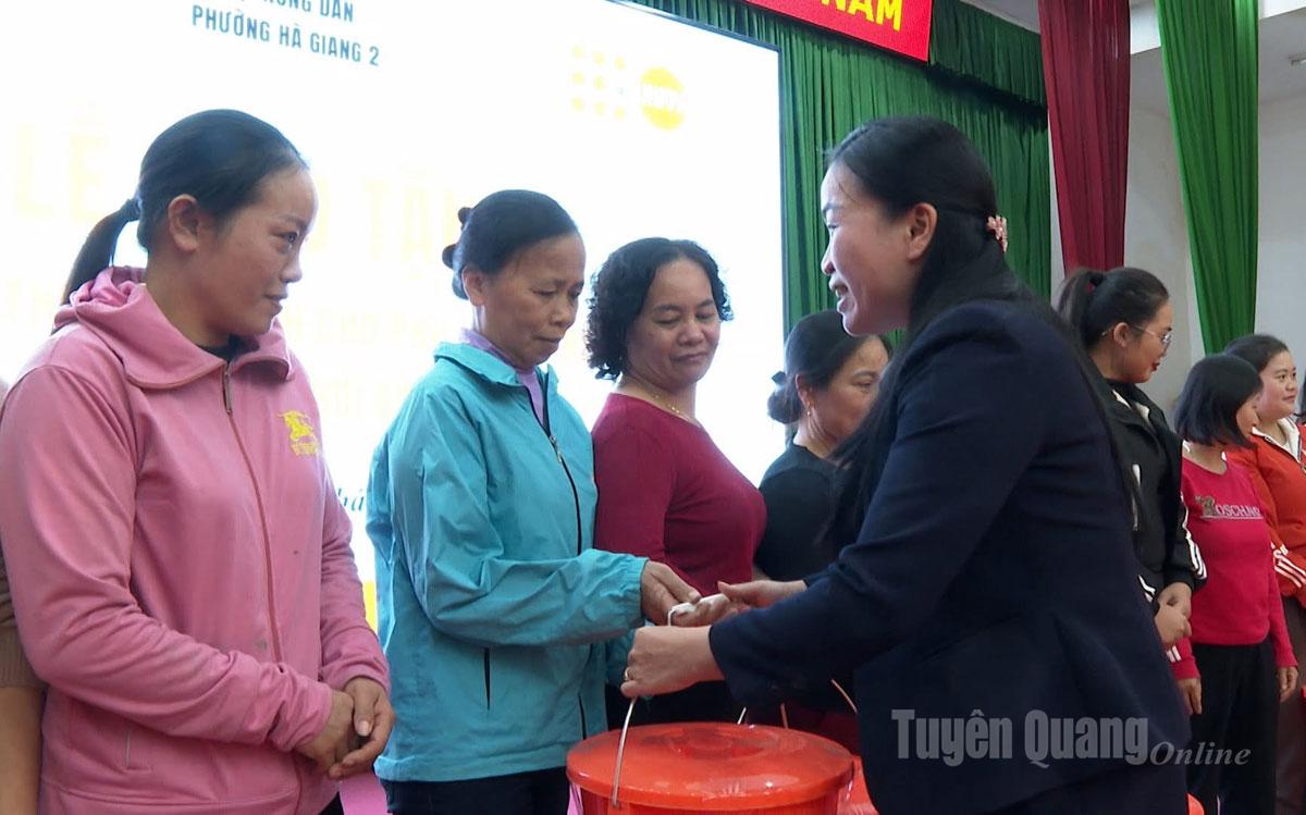 Chủ tịch Hội Nông dân tỉnh trao bộ đồ dùng thiếu yếu cho hội viên phường Hà Giang 2.