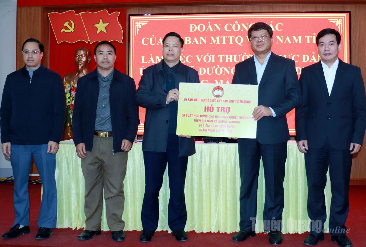 Phó Chủ tịch Thường trực Ủy ban MTTQ tỉnh Hà Trung Kiên tặng 50 suất học bổng cho học sinh các xã.