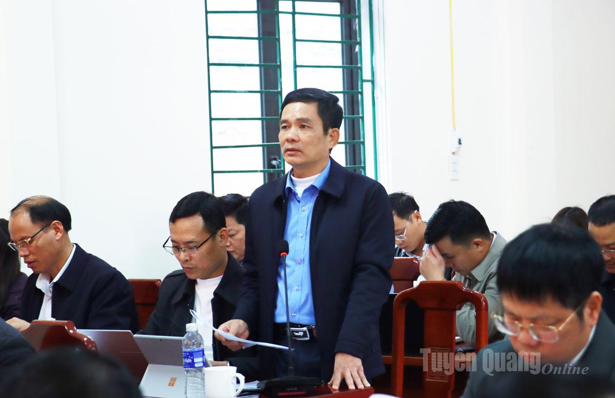 Lãnh đạo xã Ngọc Long báo cáo tại buổi làm việc.