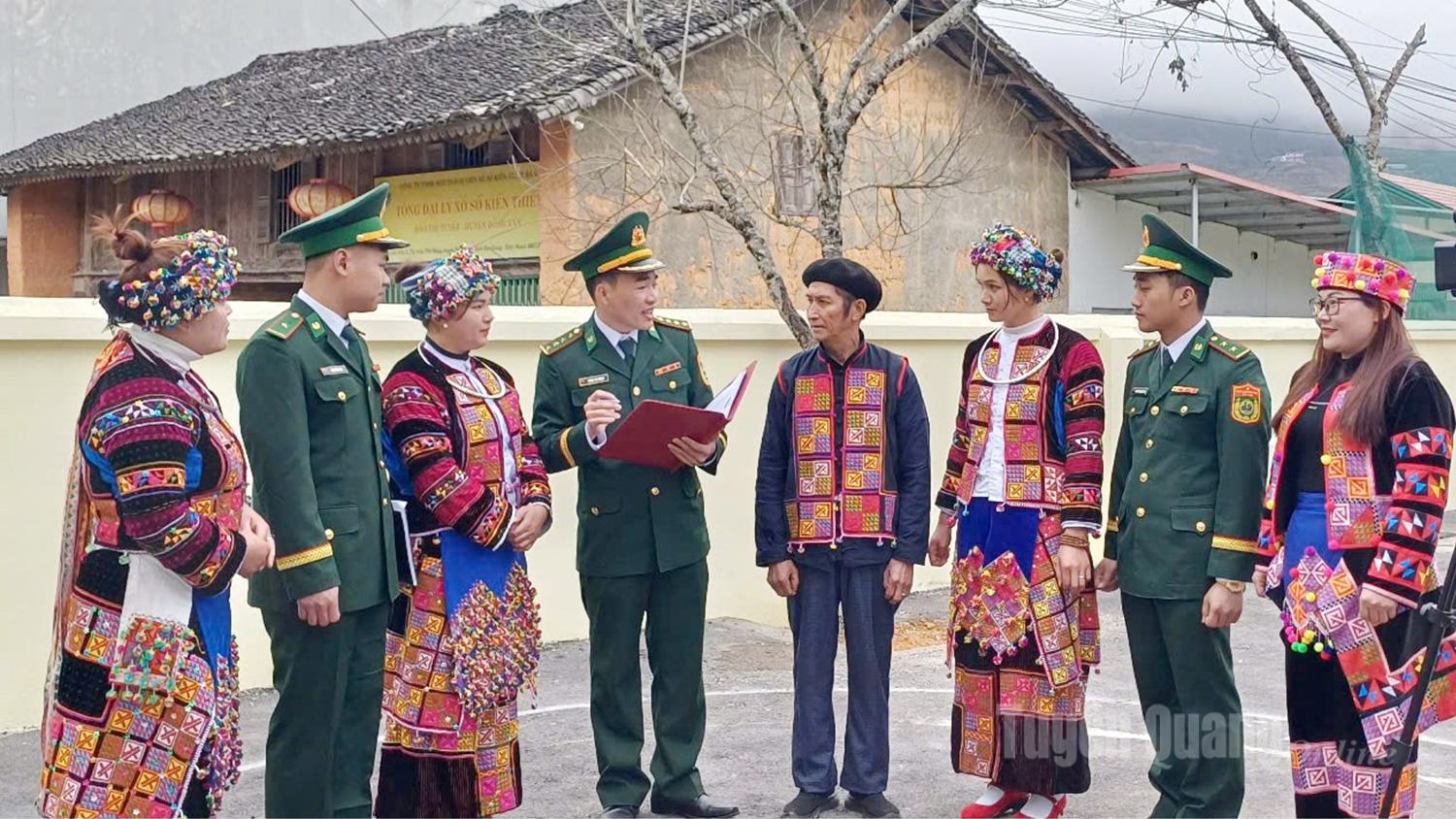 Officers and soldiers proactively contribute to strengthening grassroots political systems, promoting the role and responsibility of local cadres; they also reinforce Party members’ participation in village-level Party cell activities and responsibility for supporting assigned households.