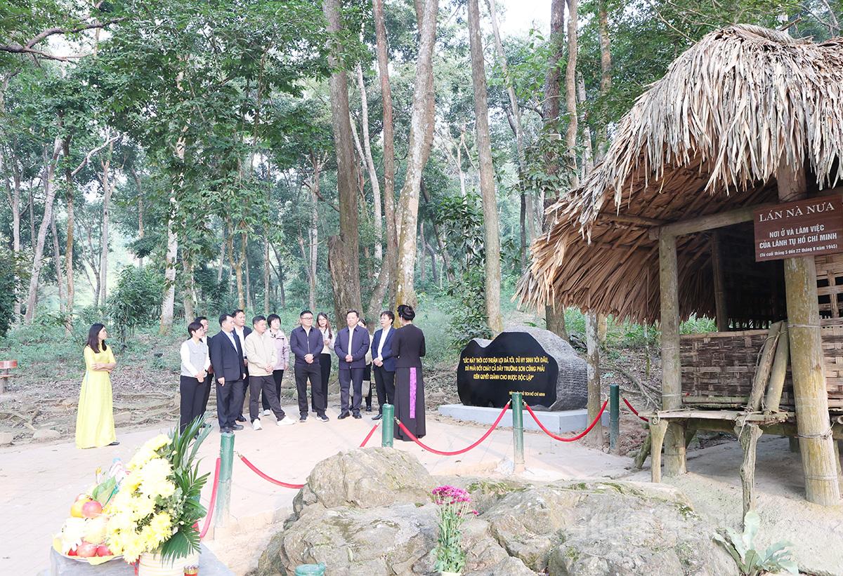 Đoàn công tác thăm, dâng hương tại lán Nà Nưa.