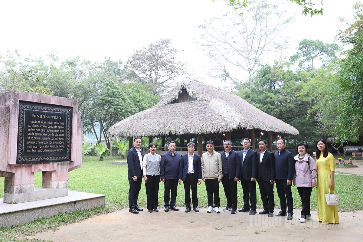 Các đại biểu thăm, dâng hương, chụp ảnh lưu niệm tại đình Tân Trào.