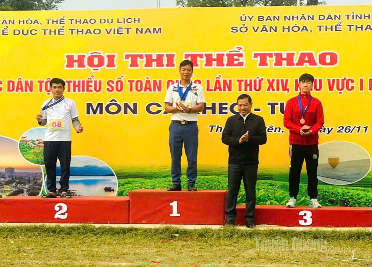 Vận động viên đoàn Tuyên Quang giành Huy chương Vàng nội dung chạy cà kheo tại hội thi.