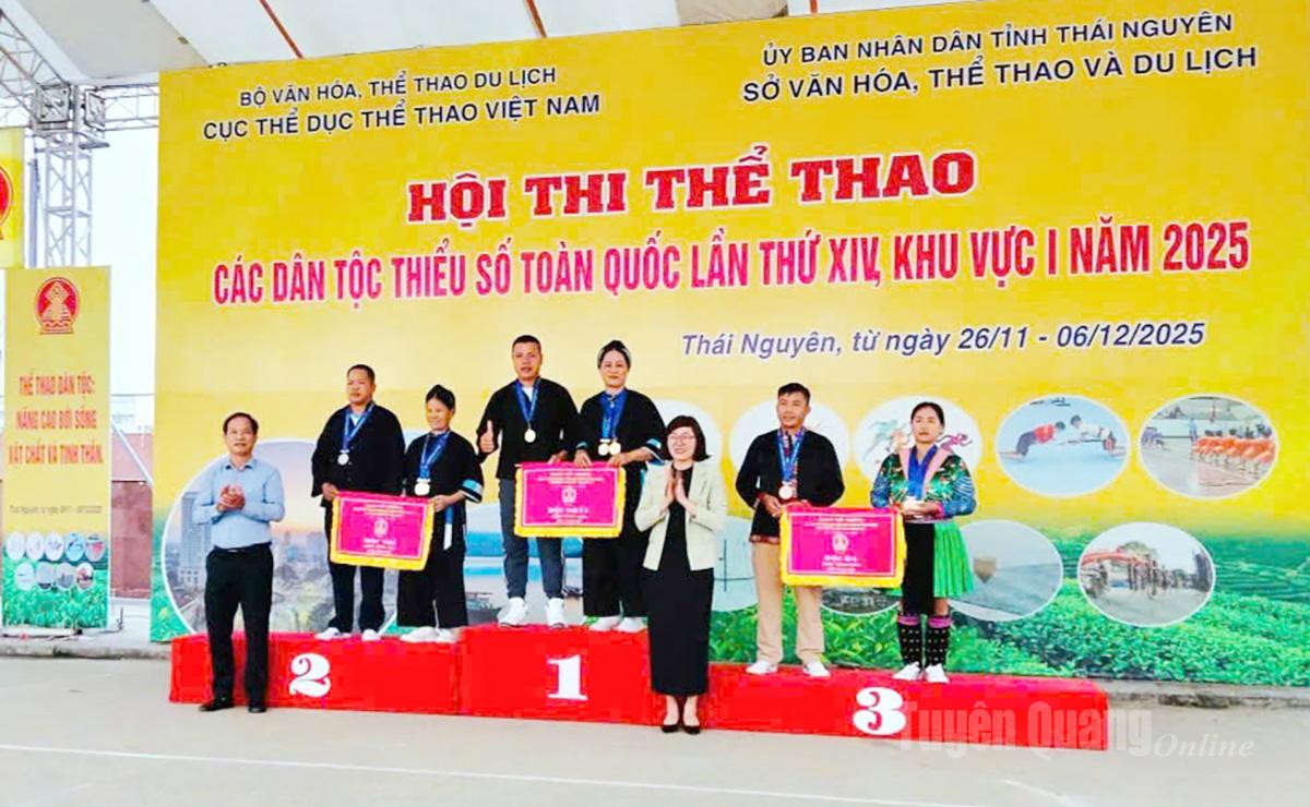 Vận động viên đoàn Tuyên Quang giành Huy chương Vàng và Huy chương Bạc ở nội dung tung còn tại hội thi.