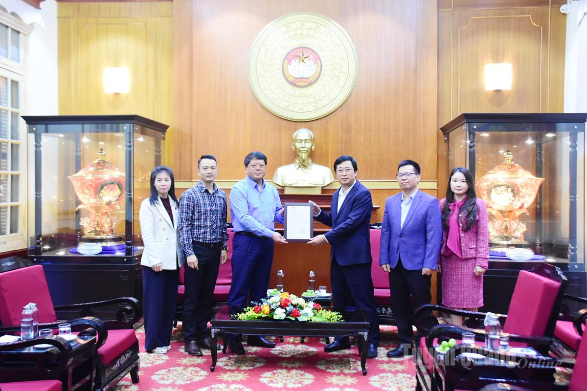 Đại diện Uỷ ban Trung ương MTTQ Việt Nam trao thư cảm ơn Đảng bộ, chính quyền và nhân dân Tuyên Quang.