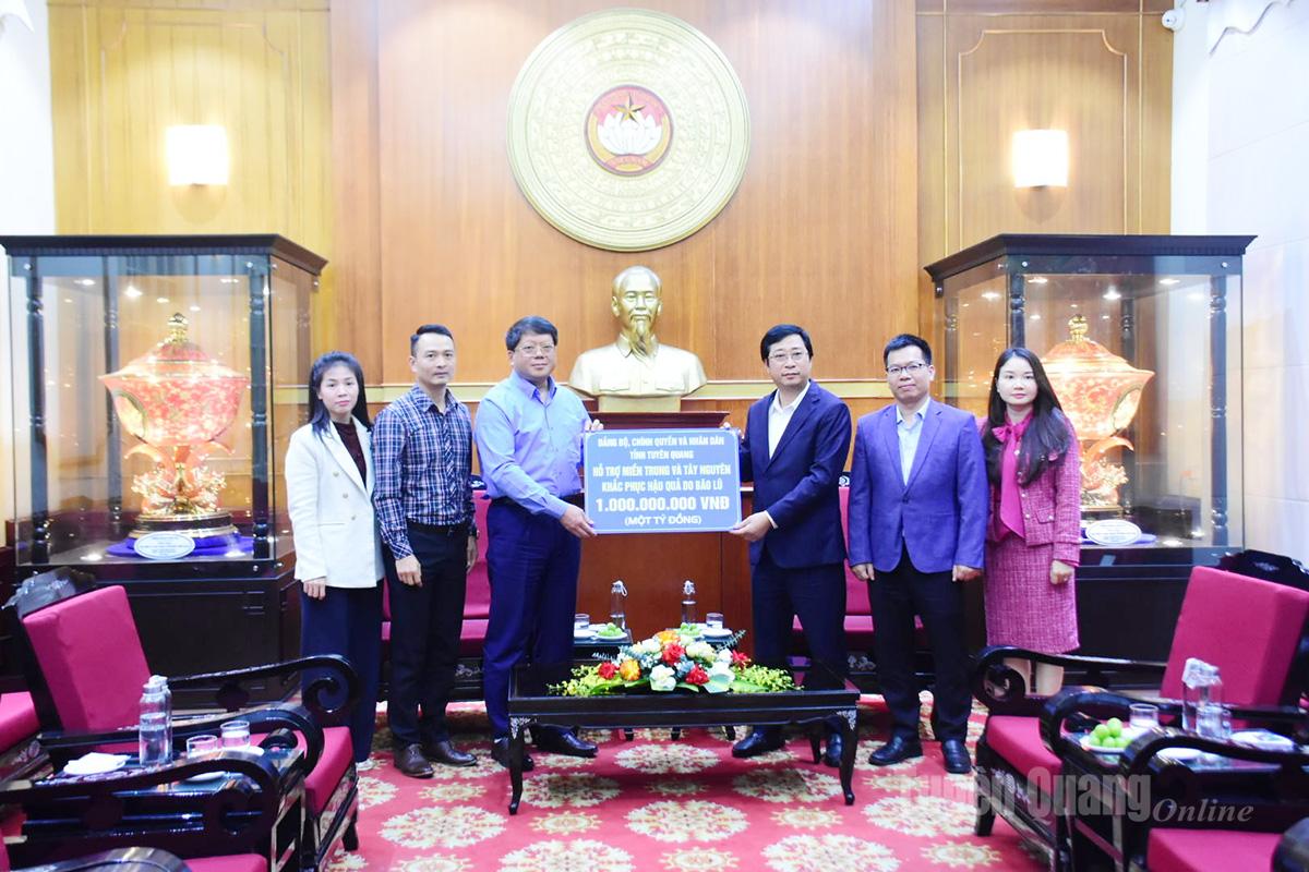 Đoàn công tác của tỉnh Tuyên Quang trao hỗ trợ miền Trung và Tây nguyên khắc phục hậu quả bão lũ gây ra.