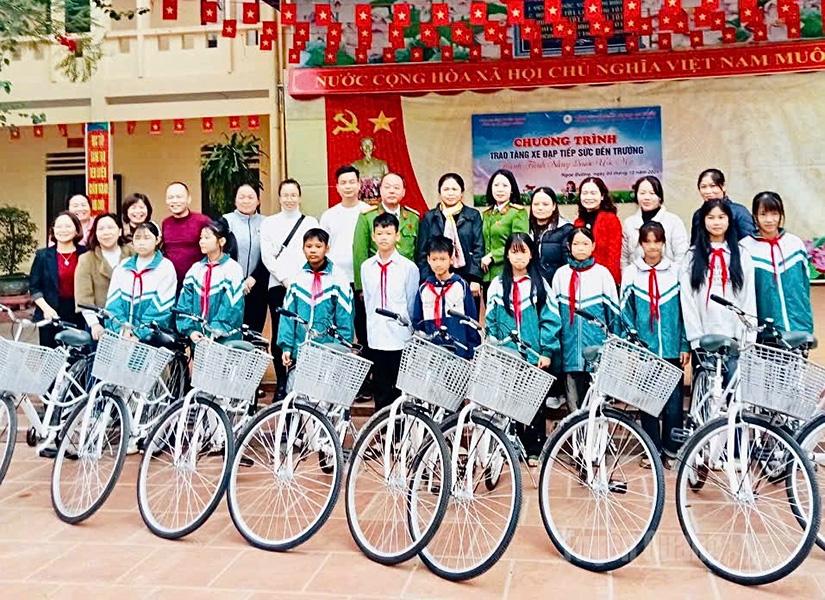 Công an xã Ngọc Đường trao tặng xe đạp cho học sinh tại xã Ngọc Đường.