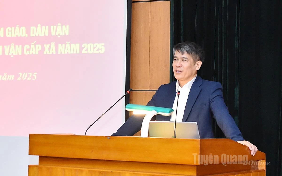 Lãnh đạo Ban Tuyên giáo và Dân vận Tinh ủy trình bày chuyên đề tập huấn tại hội nghị.