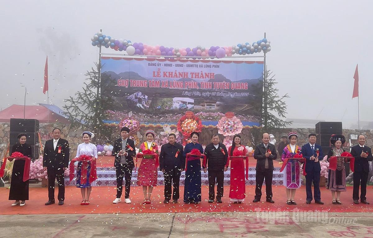 Các đại biểu cắt băng khánh thành chợ trung tâm xã Lũng Phìn.