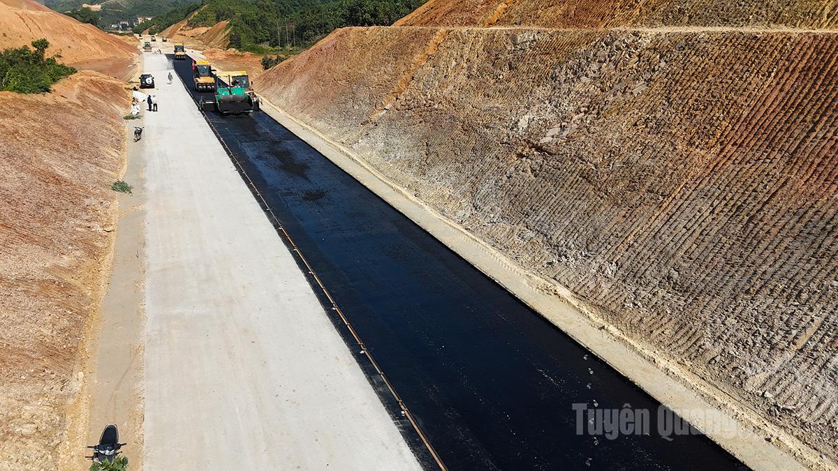 The Tuyen Quang – Ha Giang Expressway Project (Phase 1) has a total length of 77 kilometers and an investment of 8,800 billion VND. Six out of seven construction packages for the roadbed and bridges are underway, with 114 construction sites, 1,058 machines and equipment, and more than 1,100 engineers and workers.