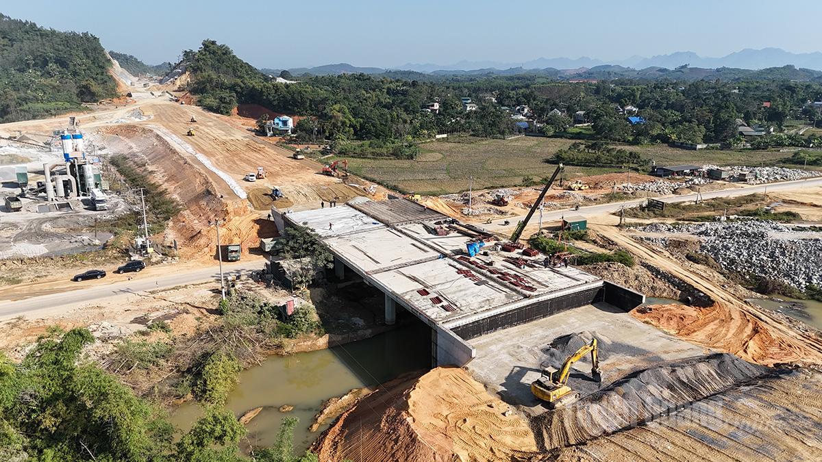 The sounds of machinery and vehicles echo across the site as hundreds of workers labor tirelessly. All are striving toward the goal of achieving technical traffic clearance on December 19, 2025.