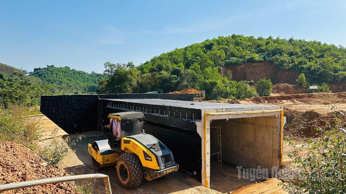 This expressway is not just a road. It is a lifeline, a vital link connecting Tuyen Quang with the capital city Hanoi and northern provinces, opening a major gateway for socio-economic development in the border region.