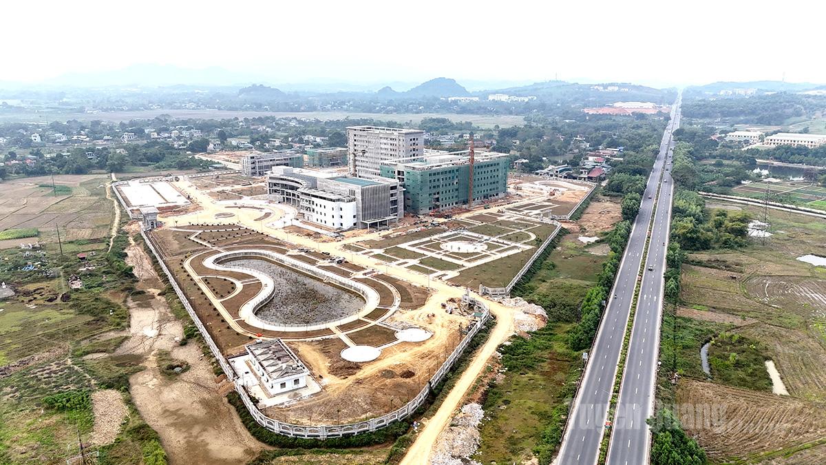 At the Tuyen Quang Provincial General Hospital Project, modern buildings are gradually taking shape from afar. This project symbolizes the province’s commitment to public health, embodying the hopes of hundreds of thousands of patients.