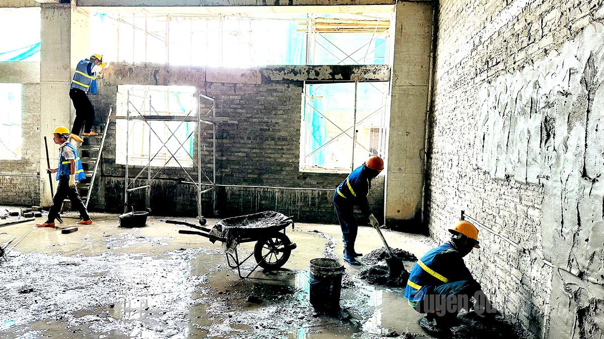 Nguyen Van Dung, a worker, shared: “Although the work is demanding, I am proud to be contributing to building a hospital for my hometown”.