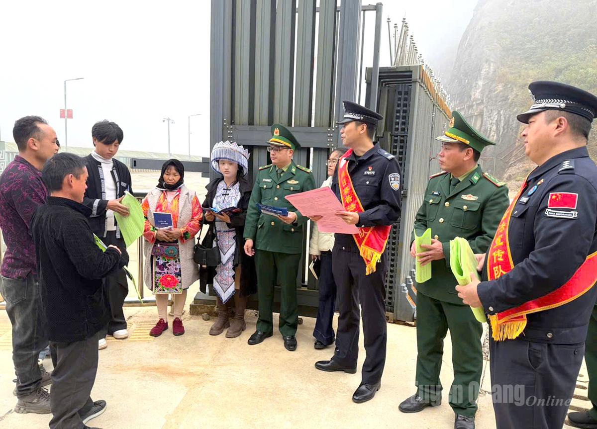 Lực lượng chức năng tuyên truyền, phổ biến các quy định pháp luật của 2 nước Việt Nam – Trung Quốc.