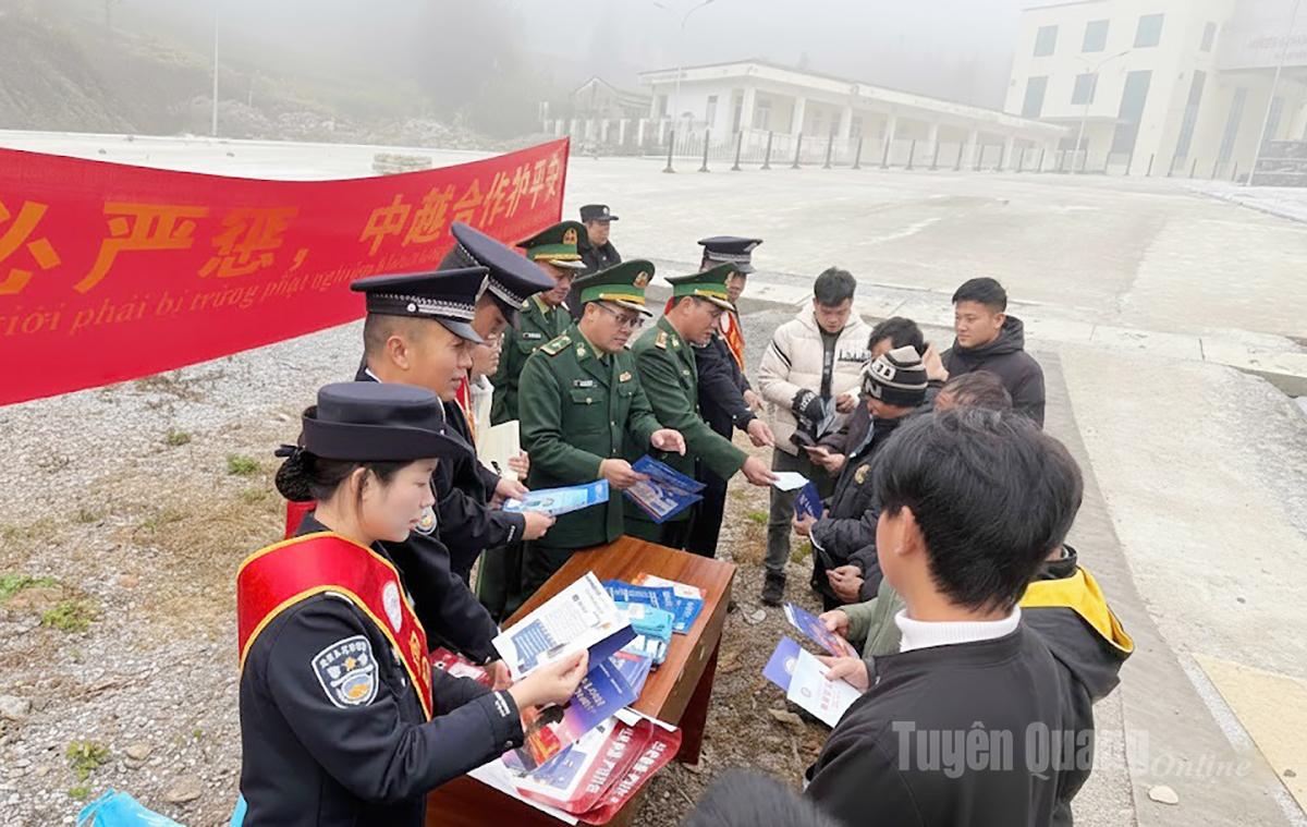 Các tờ rơi dễ hiểu, dễ nhớ được phát cho người dân và hành khách qua lại biên giới.