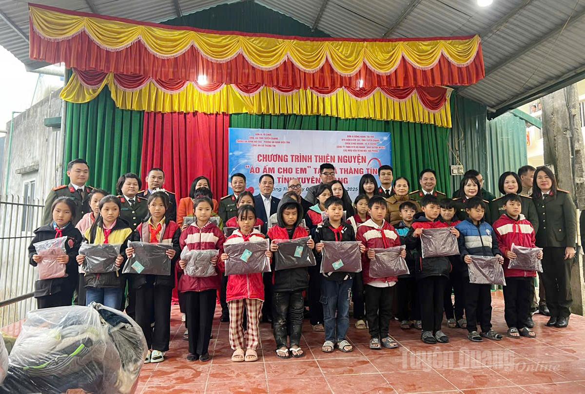 Đoàn Thiện nguyện trao các suất quà cho các em học sinh các trường học trên địa bàn xã Thàng Tín.