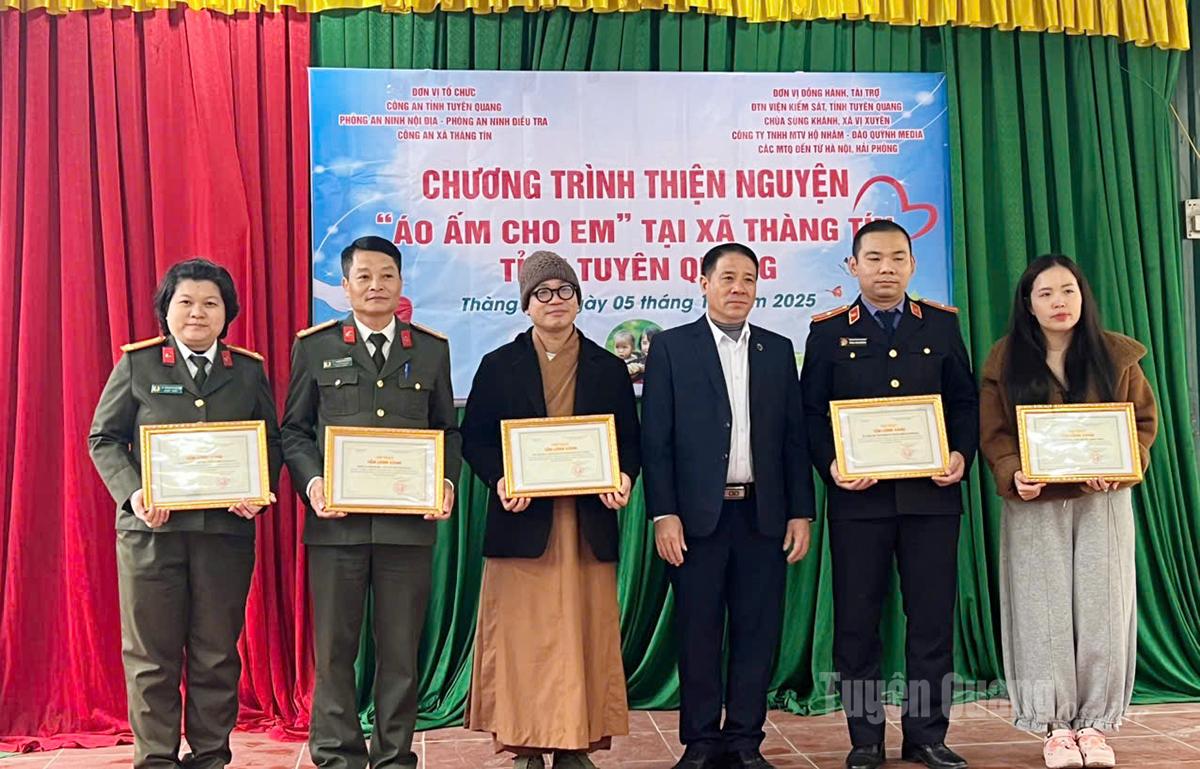 Lãnh đạo xã Thàng Tín trao ghi nhận tấm lòng vàng cho các tổ chức, cá nhân tặng quà tại xã Thàng Tín.