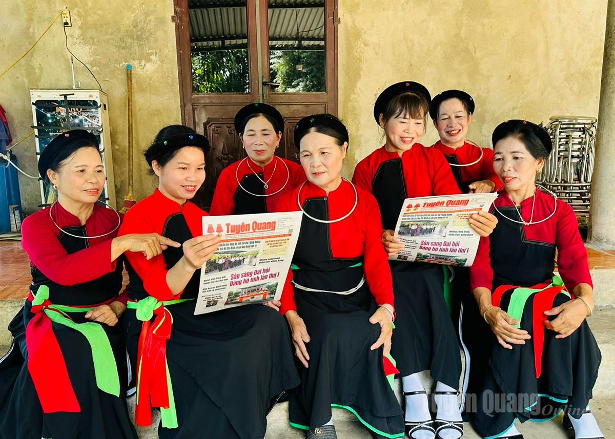 Đồng bào dân tộc Cao Lan, phường Bình Thuận cập nhật các chính sách dân tộc qua báo chí.