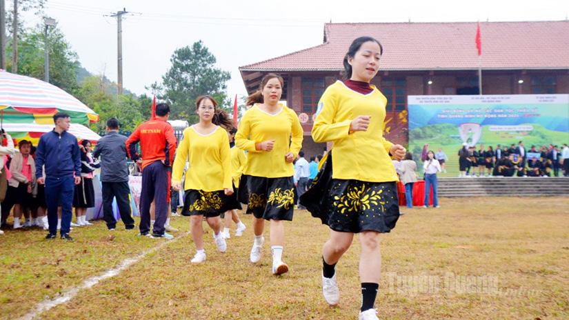 Các cô gái Tày Hòa An ra sân thi đấu ở trận đầu tiên sau khai mạc