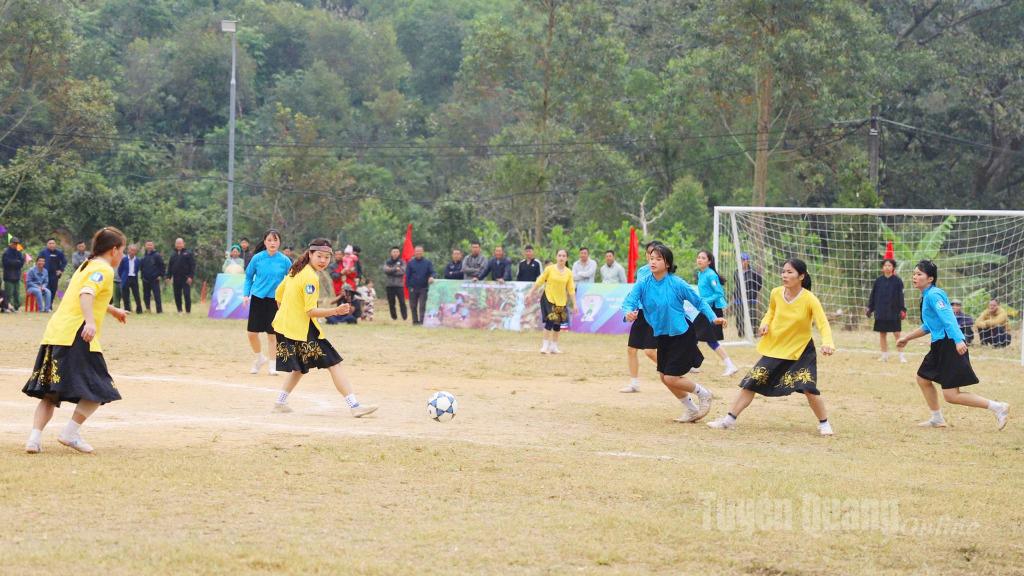 Trận đấu giữa các cô gái Tày Hòa An (áo vàng) và Sán Chỉ Hoành Mô (áo xanh).