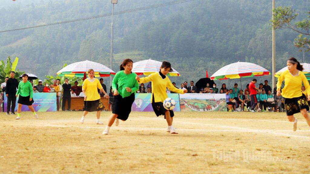 Bán kết 2 giữa Lâm Thượng (áo xanh) và Hòa An (áo vàng).