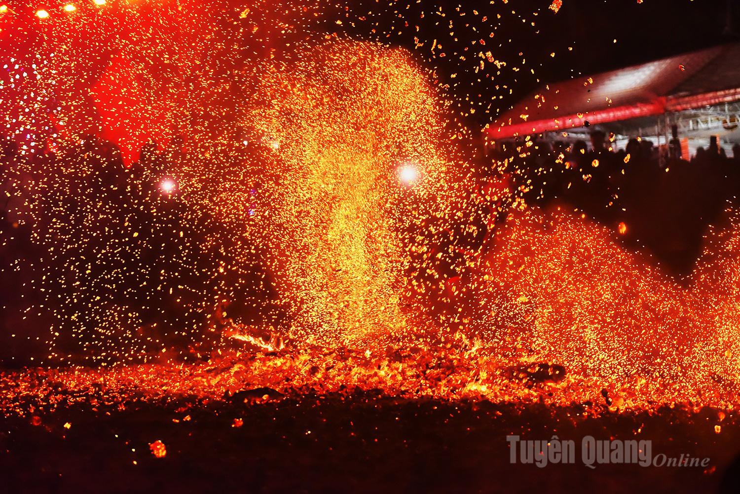 In the spiritual life of the Pa Then community in Tan Trinh, fire is a sacred symbol representing life, protection, and the power of the deities.