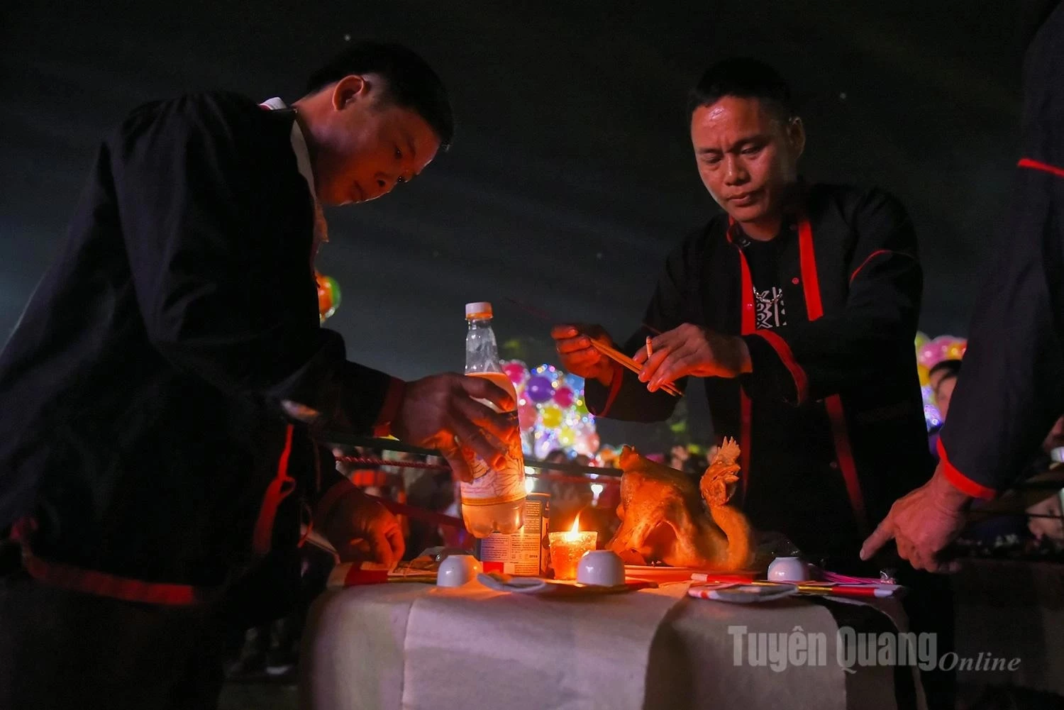 The offering tray is simple, consisting of a rooster, a bowl of rice, incense, rice wine, and votive paper.