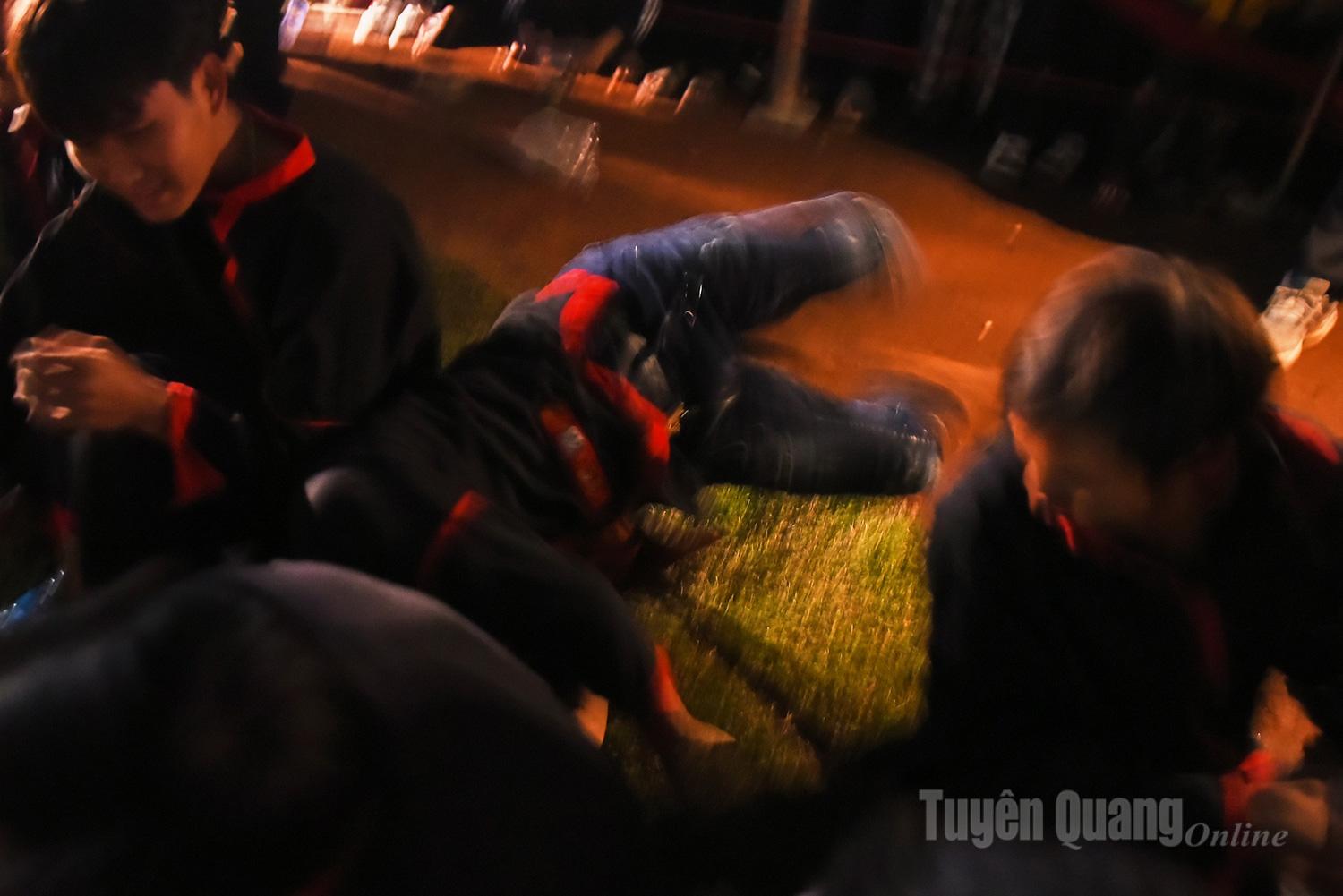 After about 20 minutes, as the rhythm of the musical instrument intensifies, the young men believed to be “chosen by the deities” begin to bend forward, their bodies trembling, their eyes transformed, and their heads shaking vigorously.