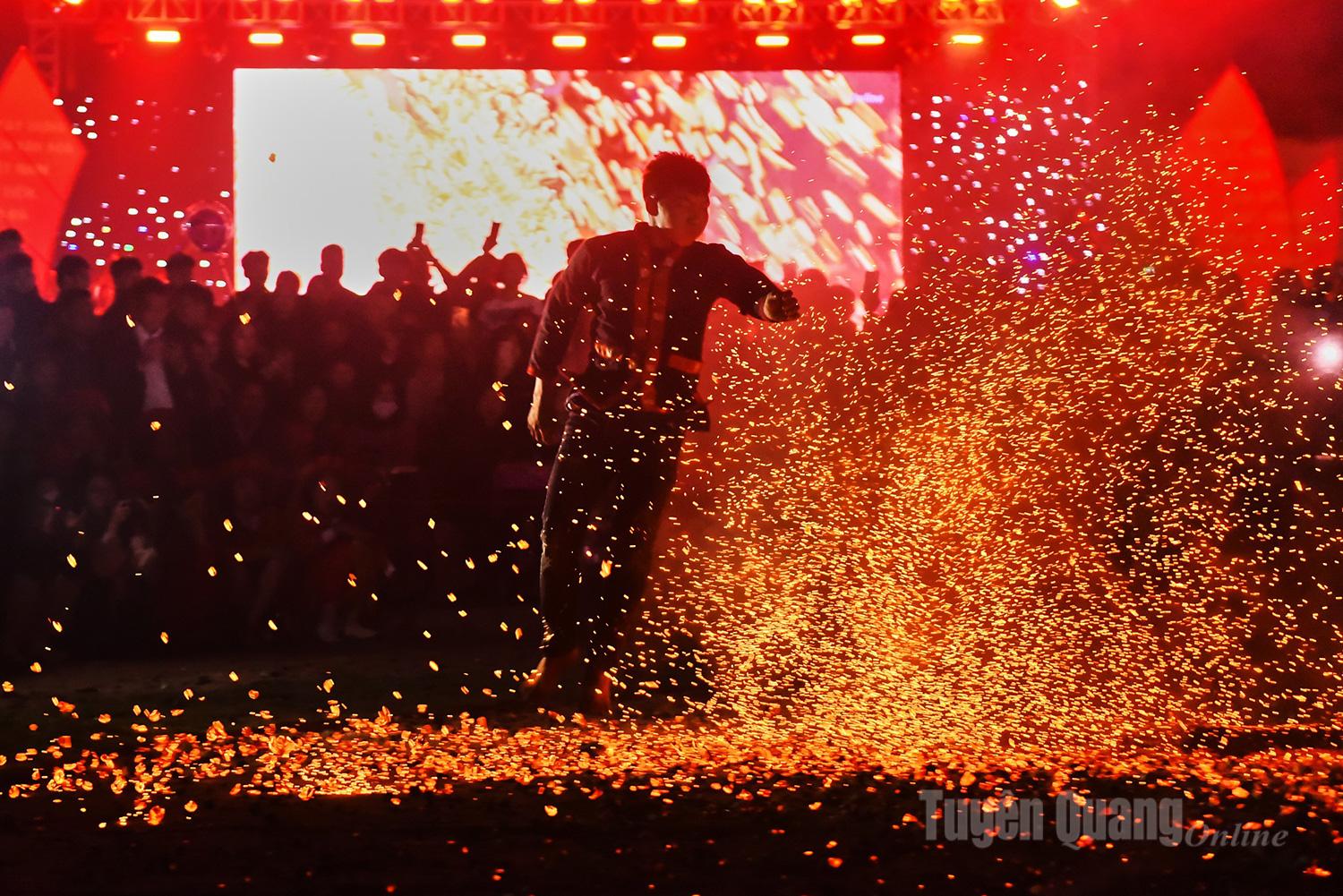 The red hues of traditional costumes blend with the firelight, creating a radiant space characteristic of year-end festivities.