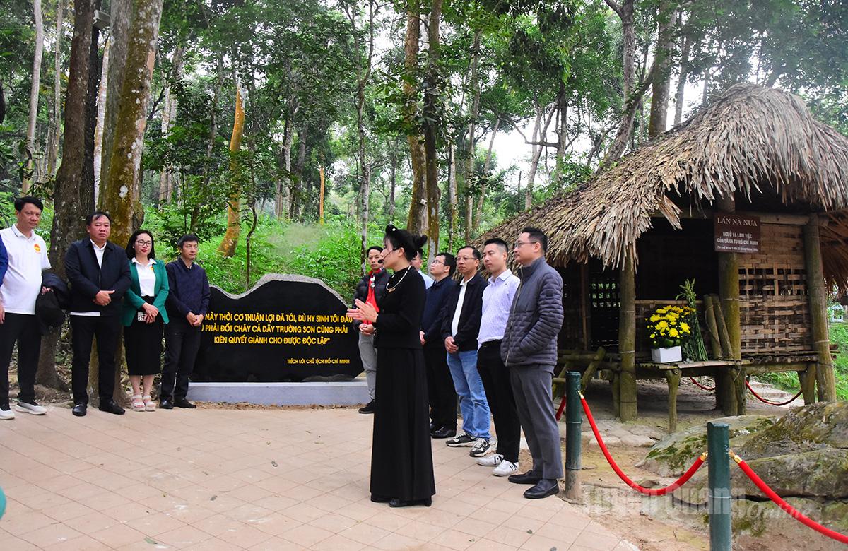 Đoàn nghe những câu chuyện về Bác bên lán Nà Nưa.