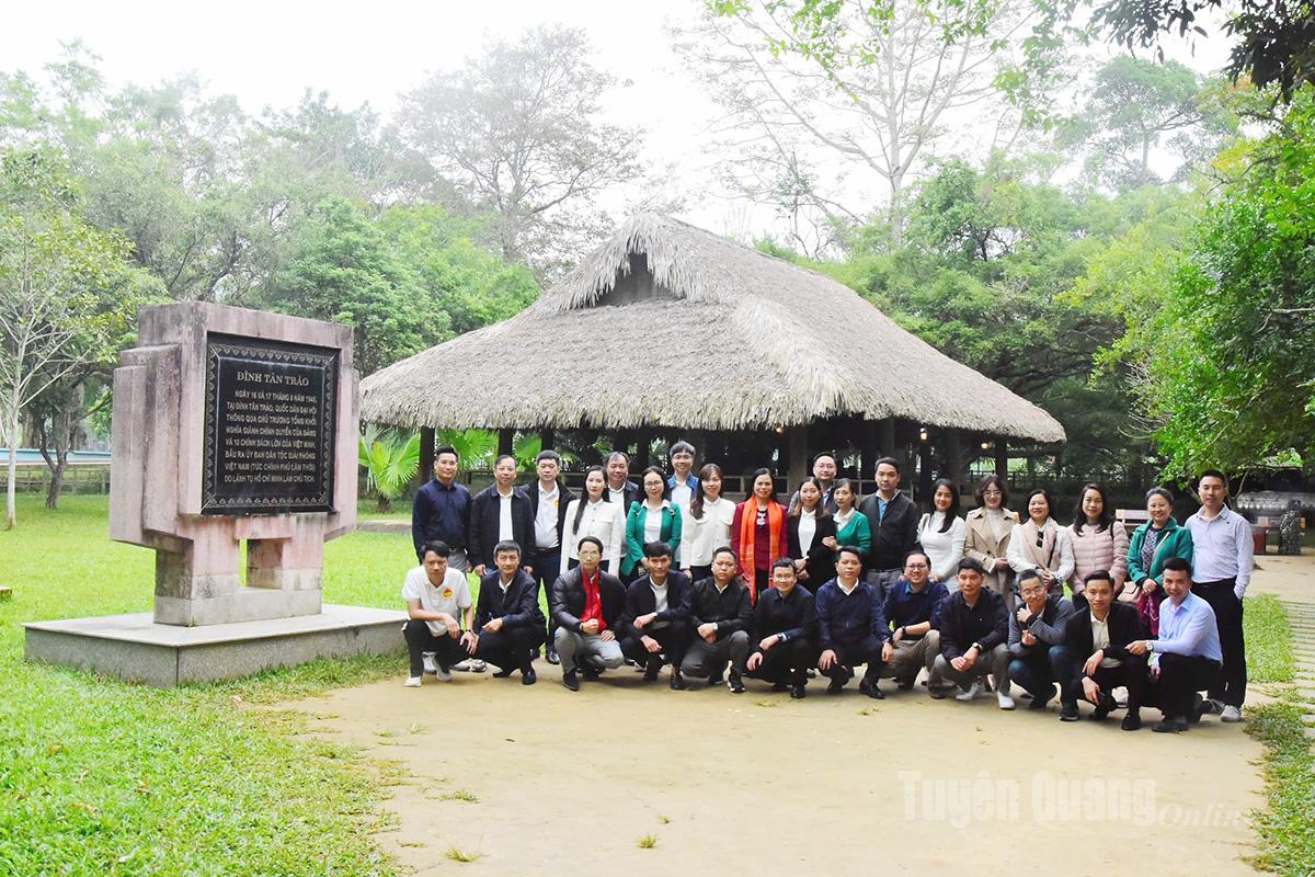 Đoàn chụp ảnh lưu niệm tại Đình Tân Trào.