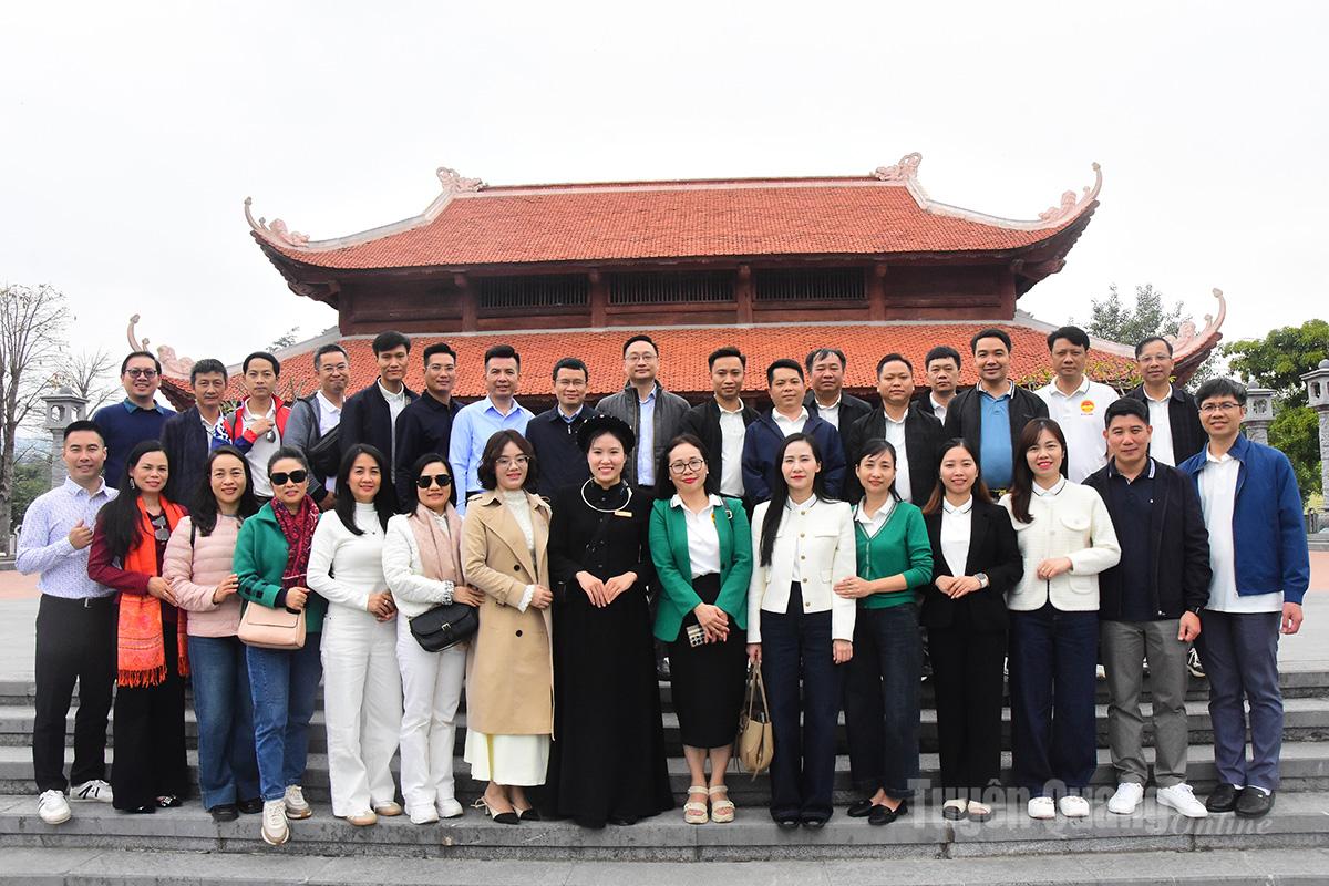 Đoàn chụp ảnh lưu niệm tại Khu tưởng niệm các vị tiền bối cách mạng.