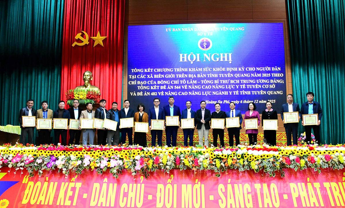 Lãnh đạo Sở Y tế tặng Giấy khen cho các tập thể có thành tích xuất sắc trong công tác khám chữa bệnh vùng biên giới.