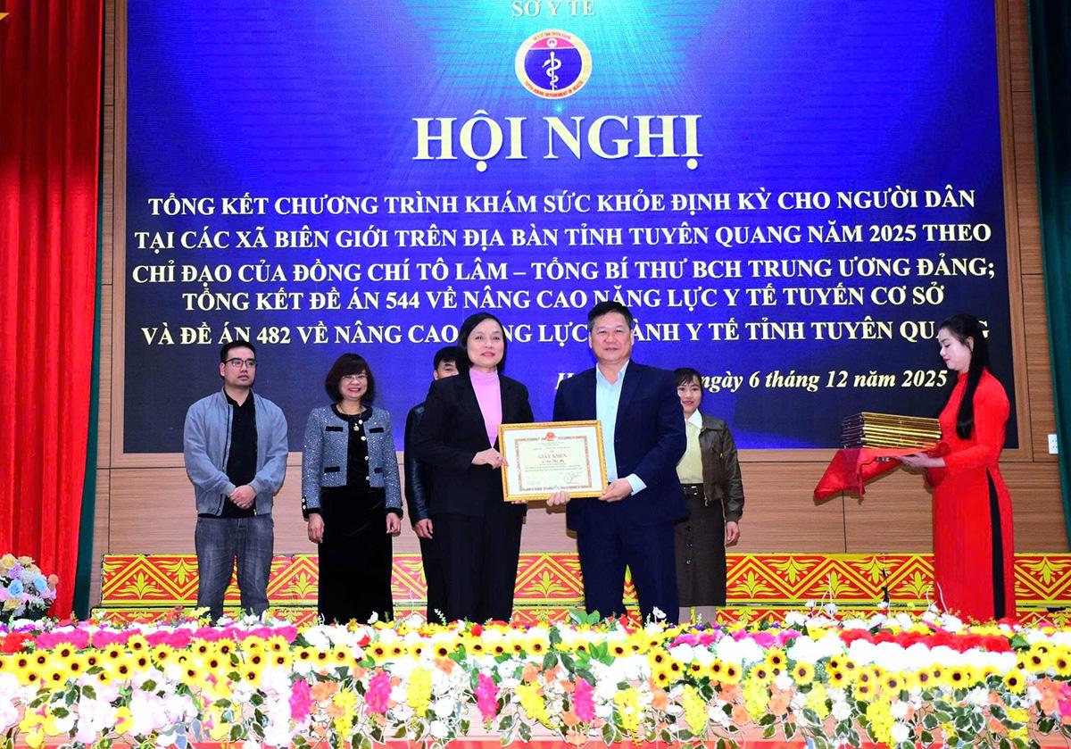 Lãnh đạo Sở Y tế tặng Giấy khen cho cá nhân có thành tích xuất sắc trong thực hiện Đề án 554.