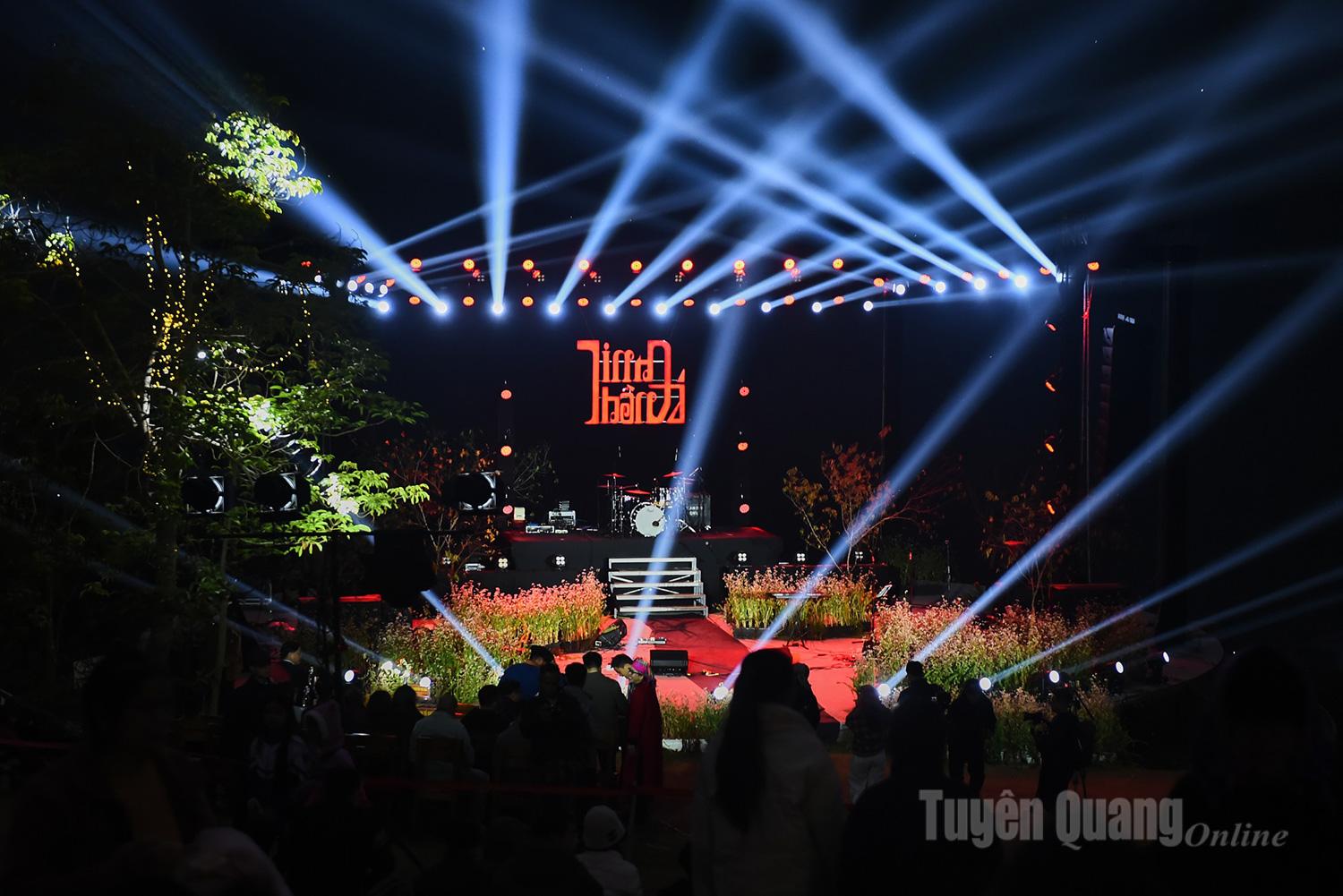 Sân khấu của “ROCK - TINH THẦN ĐÁ” được chuẩn bị công phu tại H’mong Village (xã Quản Bạ, tỉnh Tuyên Quang) với hệ thống ánh sáng, âm thanh chuyên nghiệp. Bối cảnh được dàn dựng từ hình ảnh hoa tam giác mạch, loài hoa biểu tượng của miền đá xám. Từ màu sắc, kết cấu sân khấu cho đến trang phục nghệ sĩ đều hướng tới câu chuyện con người vùng cao nguyên đá Tuyên Quang: sinh ra từ đá, lớn lên giữa đá và vươn lên mạnh mẽ trên cao nguyên đá