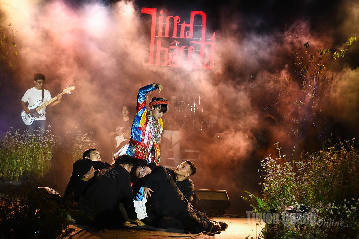 Mở màn chương trình là tiết mục múa đương đại “Sinh ra từ đá”. Trong không gian mờ sáng, những tia sáng mỏng như nắng đầu ngày len qua phiến đá. Giữa đội hình vũ công hóa thân thành đá núi, một “mầm sống” bật dậy, hé lá, tượng trưng cho sự sống kiên cường của đồng bào Lô Lô, Mông, Dao. Những chuyển động đan xen tiếng nhạc cụ truyền thống tạo nên câu chuyện thị giác về hành trình vươn lên bền bỉ của con người miền núi.