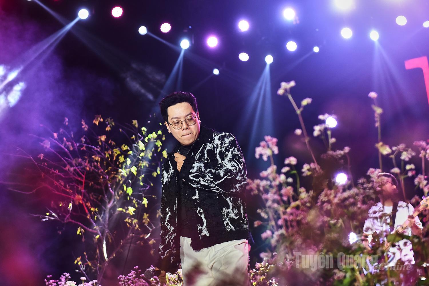 Ca khúc mở màn Tam giác mạch, một sáng tác dành riêng cho mảnh đất Cao nguyên đá, khán giả đã cảm nhận rõ tinh thần mà Ban nhạc Mùn Gỗ muốn truyền tải: sự mộc mạc, kiên cường của con người miền núi, và vẻ đẹp mềm mại nhưng bền bỉ của thiên nhiên.