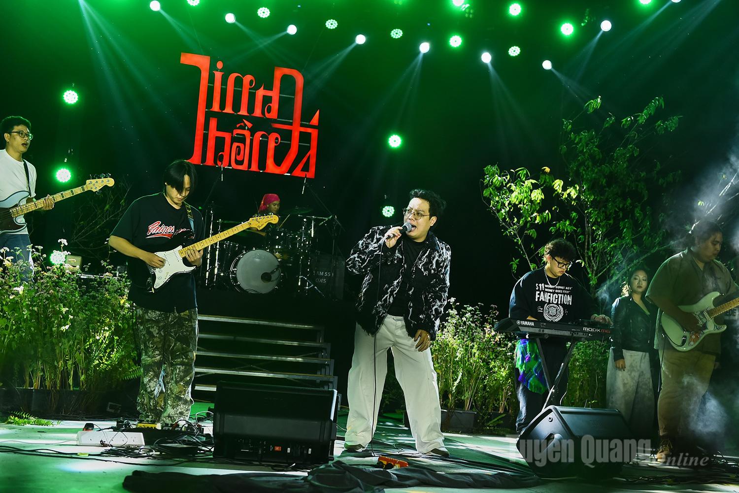  Những bài hát quen thuộc của Ban nhạc Mùn Gỗ như Mỵ Châu, Sỏi Đá, Chạm Vào Khoảng Trời Đang Mưa, Anh Có Về Cùng Em,... khiến khán giả như được hòa vào không khí vùng núi, một cảm giác “hợp cảnh - hợp tình” giữa núi rừng Cao nguyên đá.