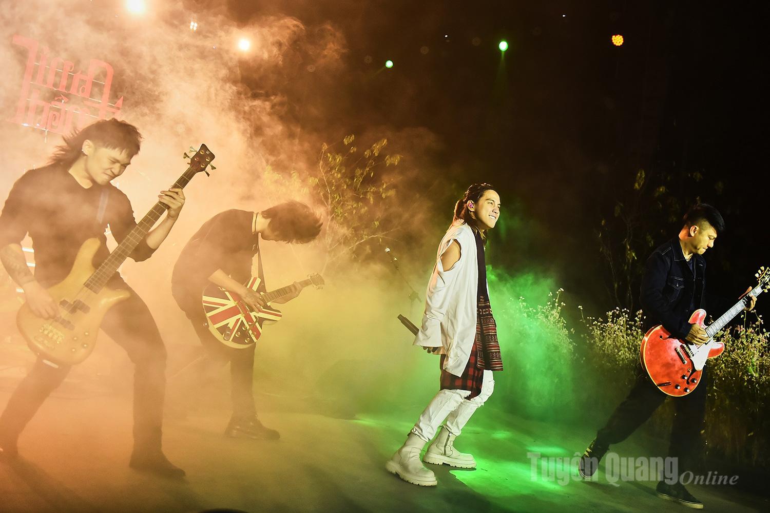 Ban nhạc Ngũ Cung xuất hiện mang theo năng lượng mạnh mẽ đặc trưng của rock kết hợp âm hưởng dân gian Tây Bắc - chất liệu đã tạo nên thương hiệu của Nhóm suốt nhiều năm qua.