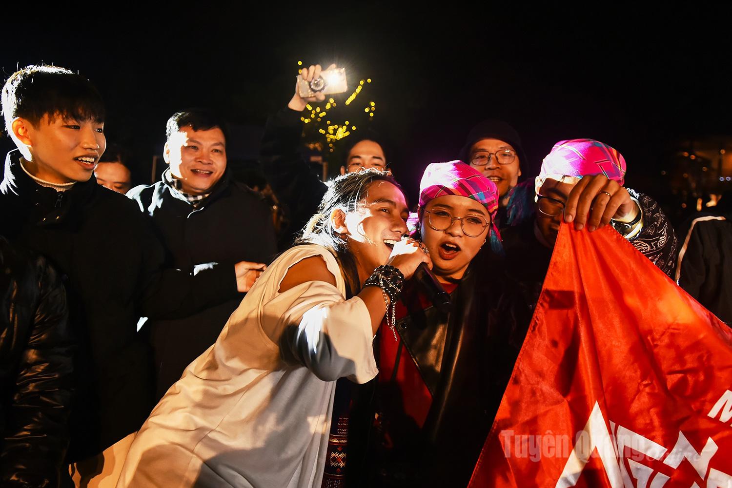 Khi những giai điệu của Cao nguyên đá (sáng tác Trần Tiến) vang lên dẫn dắt khán giả đi qua núi đồi, qua những lát cắt văn hóa của người vùng cao bằng thứ rock rất riêng mà họ theo đuổi từ ngày đầu thành lập.