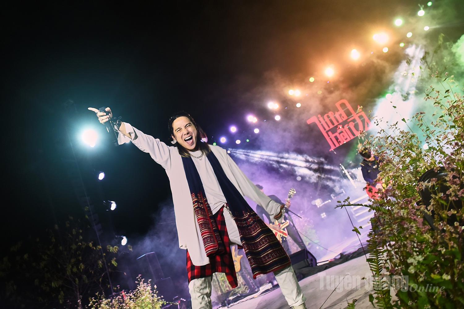 Giọng ca nội lực Hồng Phi của Ban nhạc Ngũ Cung chia sẻ rằng đây là lần đầu tiên anh đặt chân lên mảnh đất địa đầu Tổ quốc, và hy vọng sẽ được trở lại nhiều lần nữa. “Không khí nơi này mang đến nguồn cảm hứng rất đặc biệt,” anh nói.